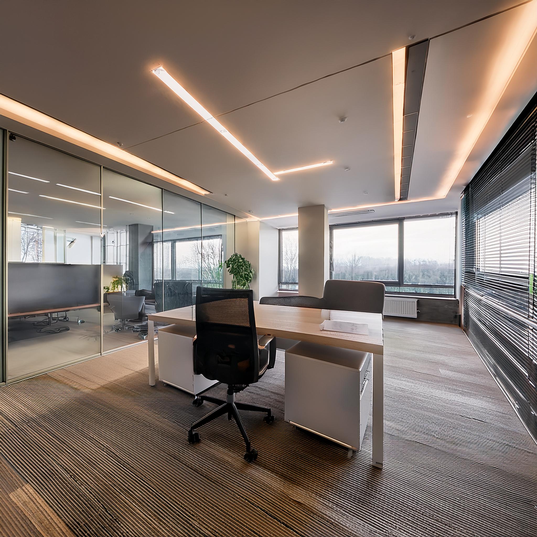 Elegante Büroeinrichtung in klassischem Design mit Steuerberater am Schreibtisch.