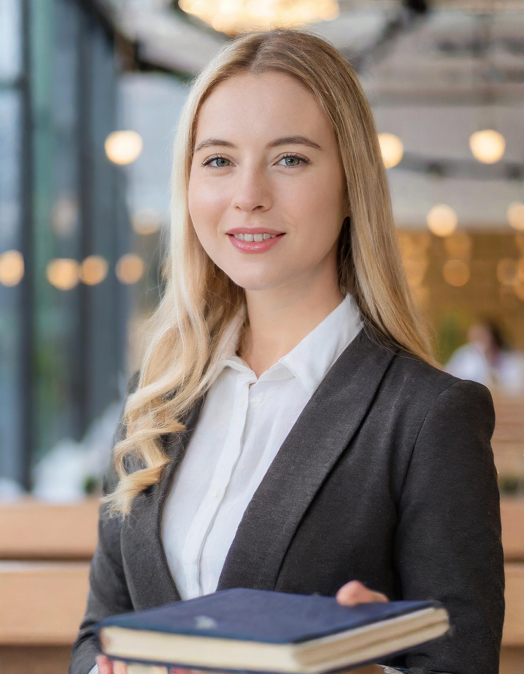 professionelles Porträt einer Frau, jung, in formeller Kleidung