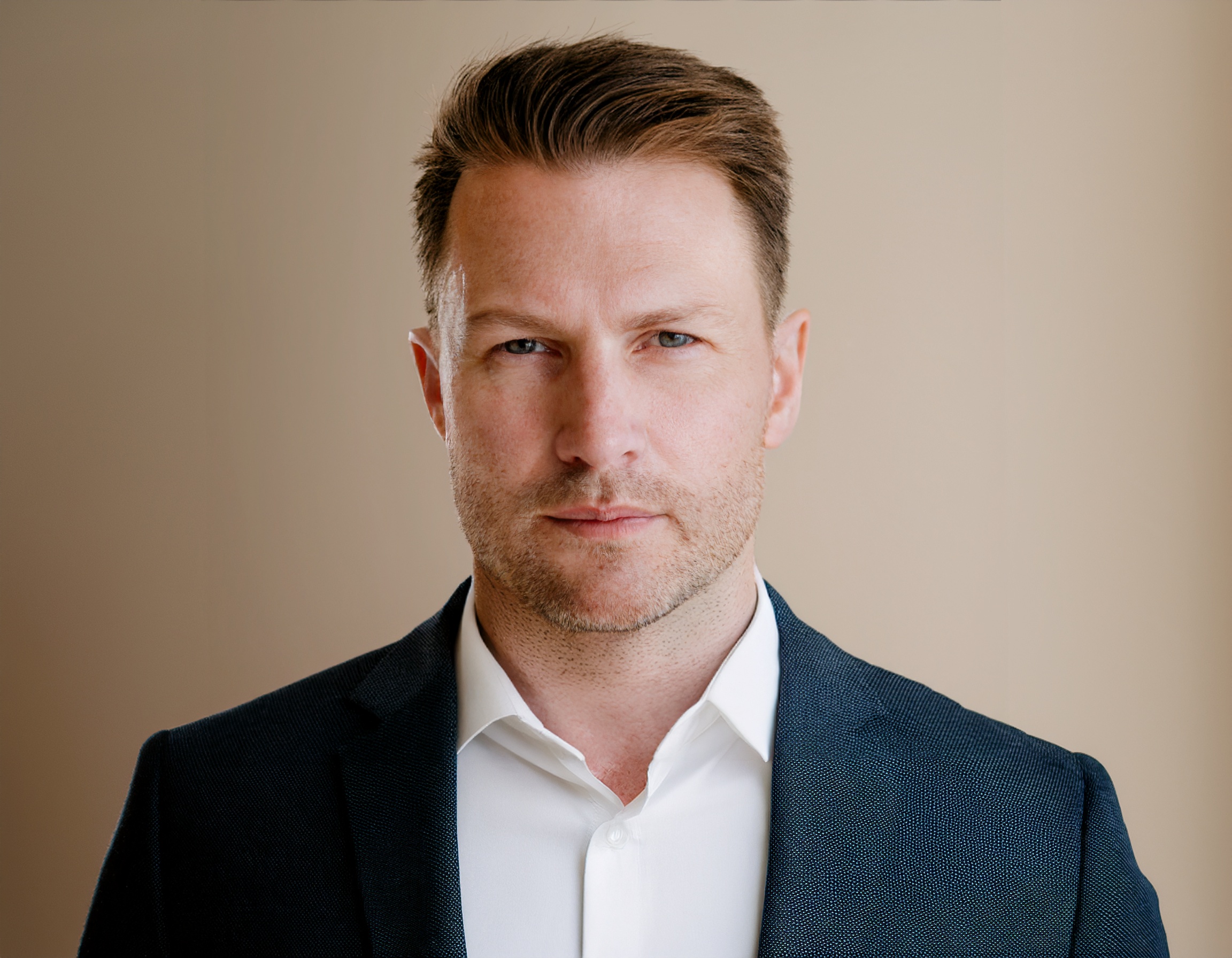 professionelles Porträt eines Mannes, mittelalterlich, geschäftlich gekleidet